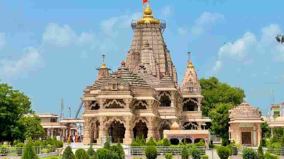 Bhilwara: Devotee offered a silver pistol and bullet to Sanwariya Seth Mandir | Jaipur News 122880451 https://jaipur.visitinrajasthan.com/wp-content/uploads/2023/10/cropped-cropped-R-2.png