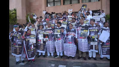 congress legislators disrupt assembly demand debate on law and order https://jaipur.visitinrajasthan.com/wp-content/uploads/2023/10/cropped-cropped-R-2.png