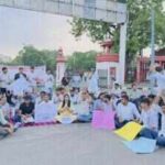 students protest outside ru main gatejpeg https://jaipur.visitinrajasthan.com/wp-content/uploads/2023/10/cropped-cropped-R-2.png