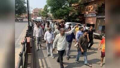 traders shut their shops against the new traffic management by jaipur police at hawa mahal area 11jpg https://jaipur.visitinrajasthan.com/wp-content/uploads/2023/10/cropped-cropped-R-2.png